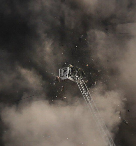 صحنه شگفت انگیز از پرت شدن مامور فداکار آتش نشانی+عکس