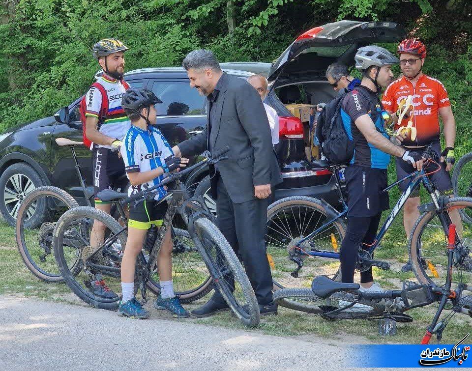 تشکیل زنجیره انسانی از سوی دوچرخه‌سواران شهرهای مازندران به میزبانی نکا