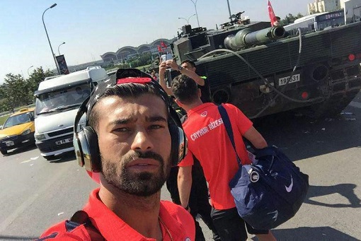 سلفی بازیکن ساروی با تانکهای ارتش ترکیه+ تصویر