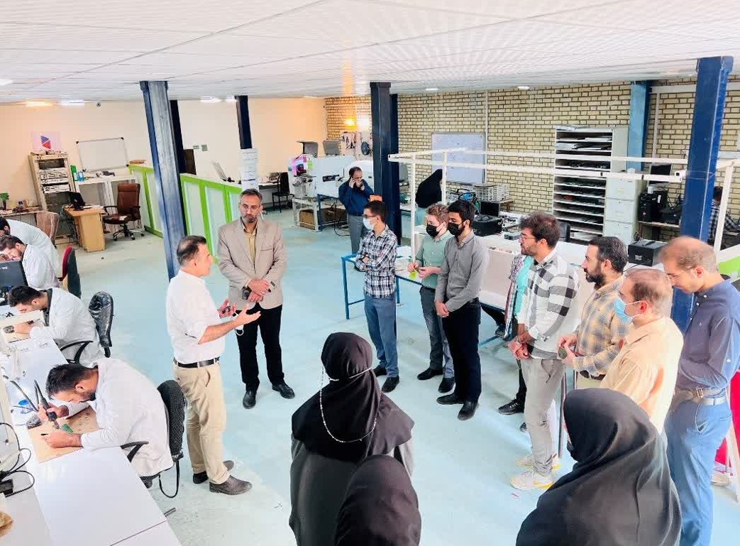 داستان موفقیت شرکت آریونت / مهاجرت معکوس و کارآفرینی در تولید تجهیزات مخابراتی / مومنی تبار: با حمایت مسئولان رقیب قدرتمندی در تکنولوژی دنیا هستیم