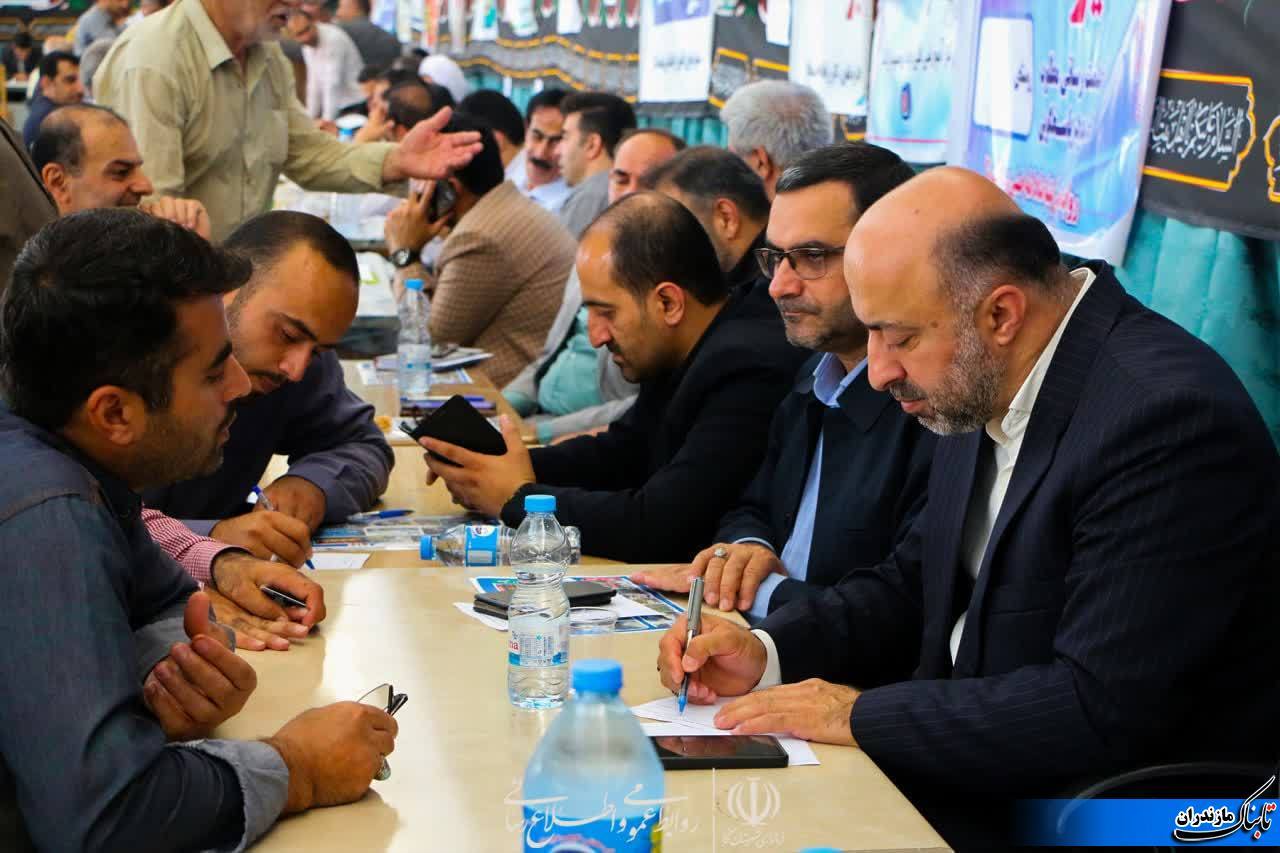 همزمان با دومین روز هفته&zwnj;ی دولت، میز خدمت دستگاه&zwnj;های دولت در نکا برگزار شد