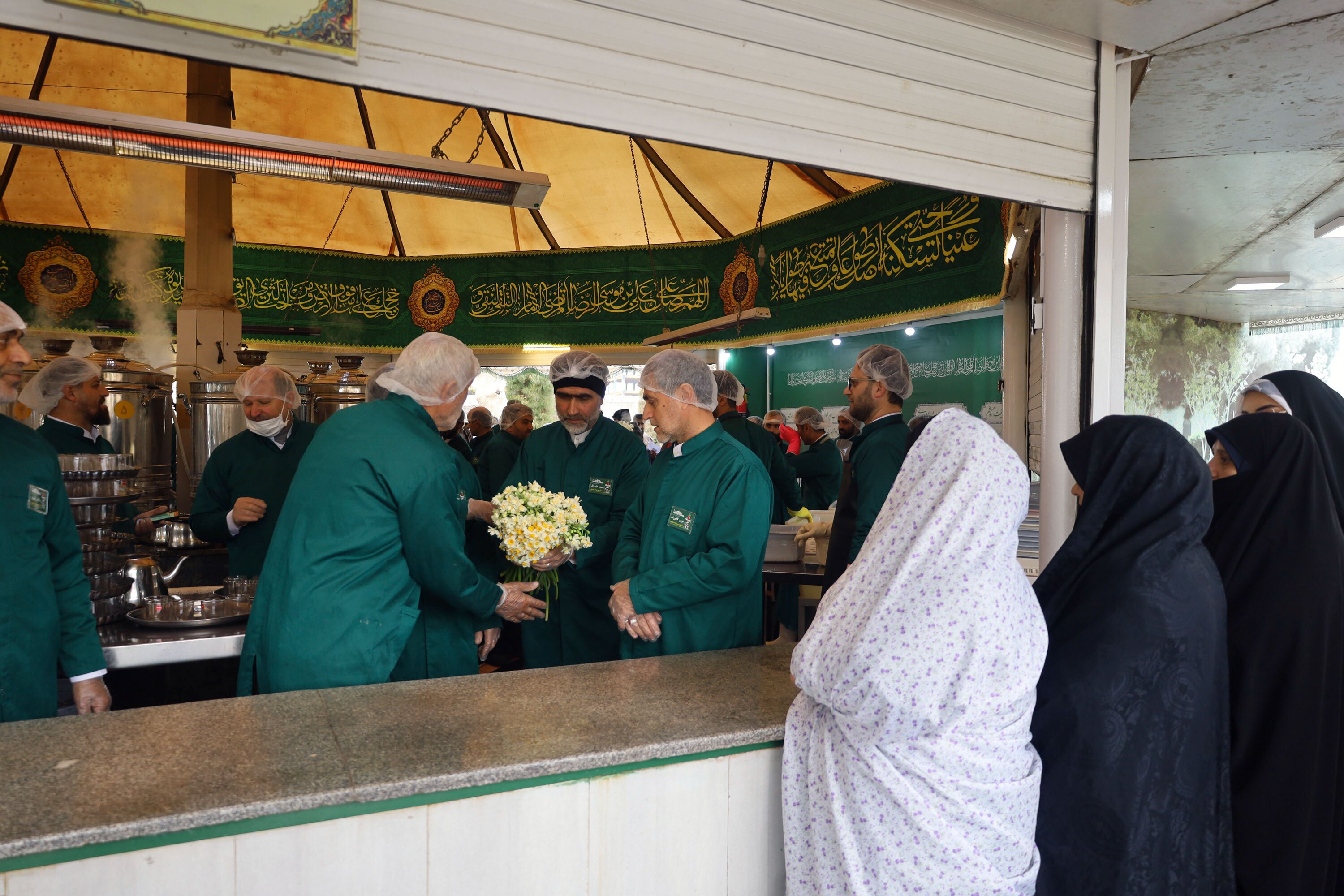 توزیع گل نرگس در چایخانه حرم مطهر رضوی