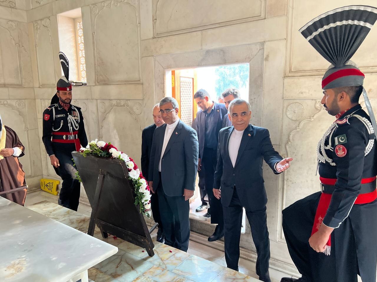 حضور استاندار خراسان رضوی بر سر مزار اقبال لاهوری/ افزایش تعاملات علمی و تسهیل شرایط اعزام دانشجو و ویزای دانشجویی