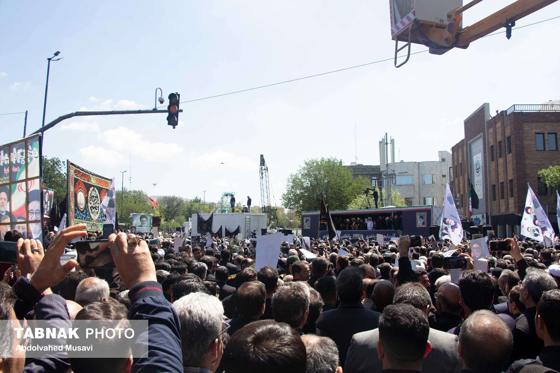 تصاویر/ تشییع حماسی امام جمعه شهید توسط مردم تبریز