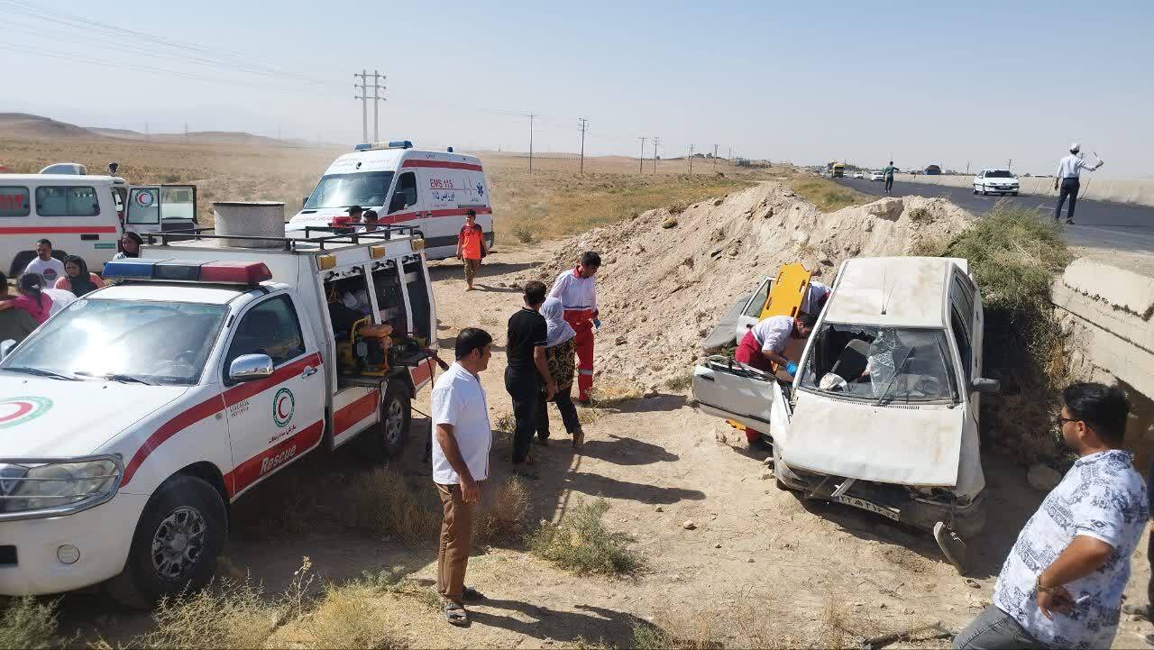 امداد رسانی به مصدومان حادثه واژگونی خودرو پراید